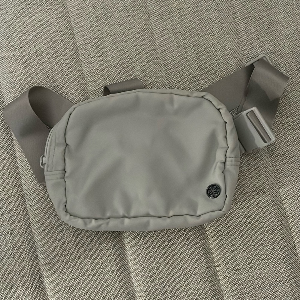 Light gray belt bag